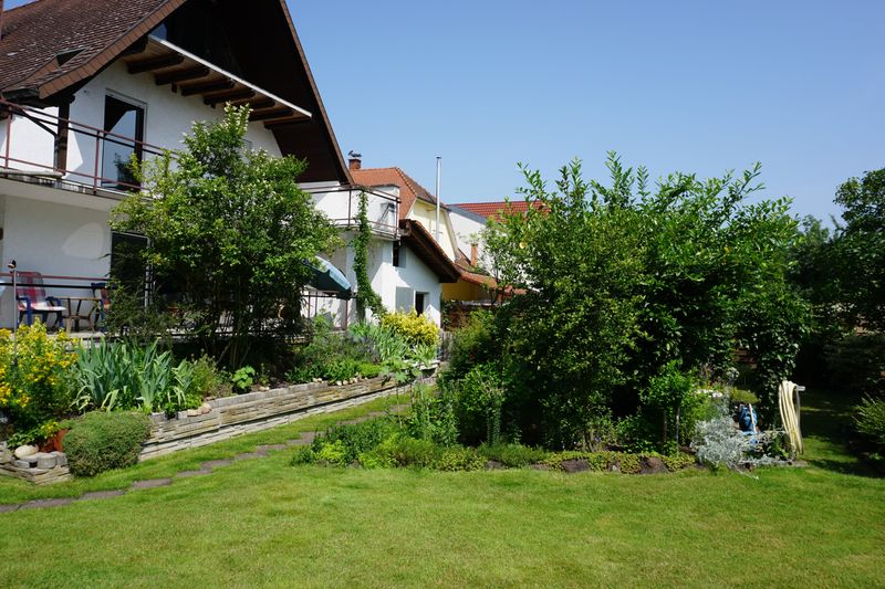Patchwork-/Mehrgenerationenhaus mit 3 Garagen und tollem Grundstück in Kehl-Auenheim